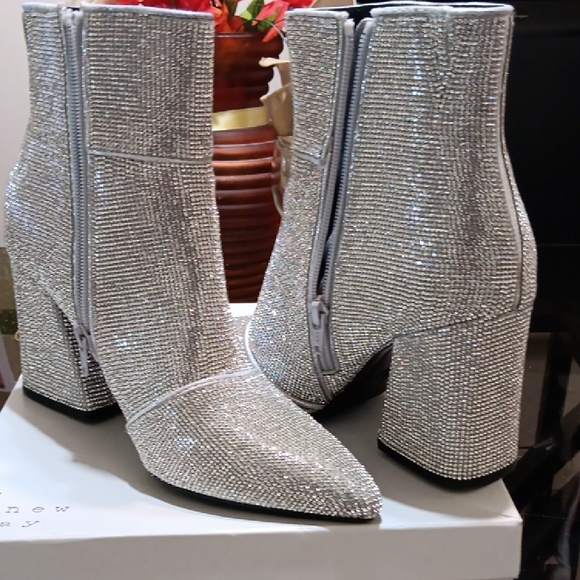 Dazzling Silver Sparkle Heeled Boots with Pointed Toe - Picture 4 of 6